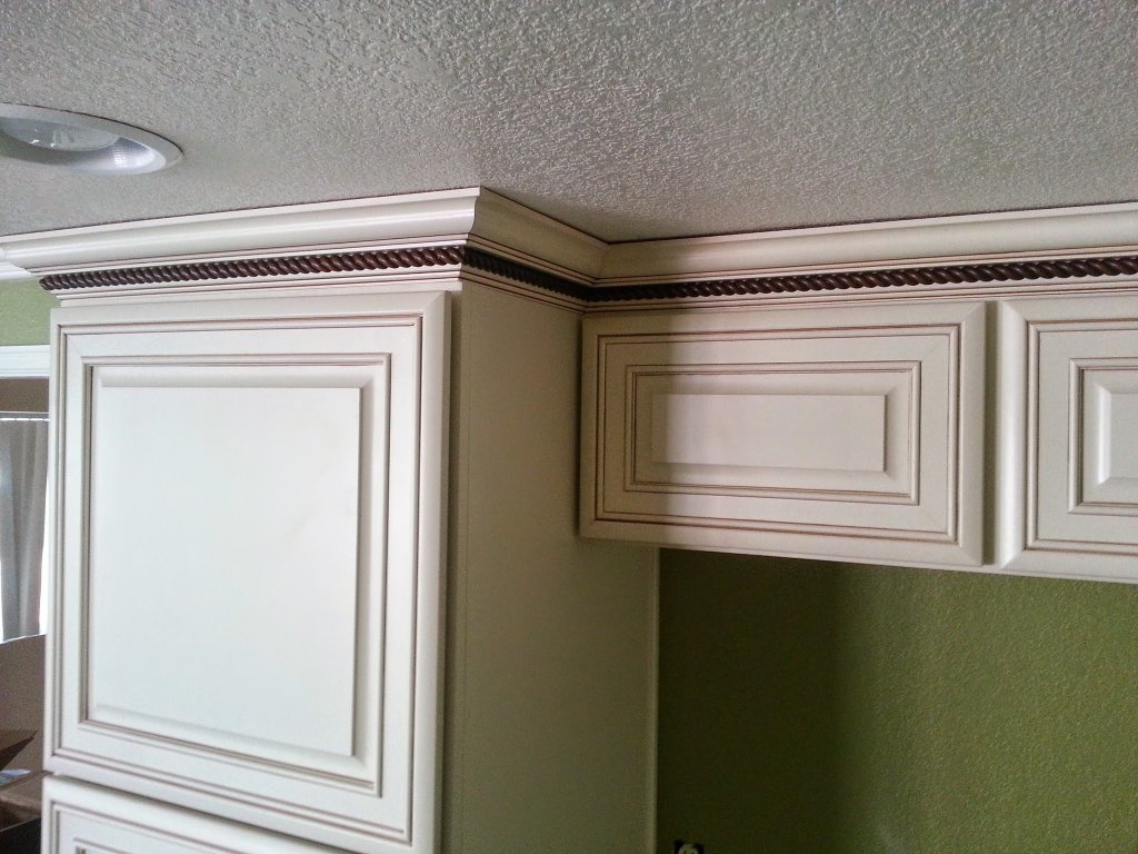 Before: Custom kitchen cabinets with crown molding – Lake Elsinore, CA